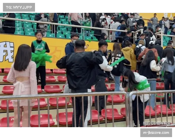 球迷文化两面：焰火助威增氛围，安全隐患引担忧